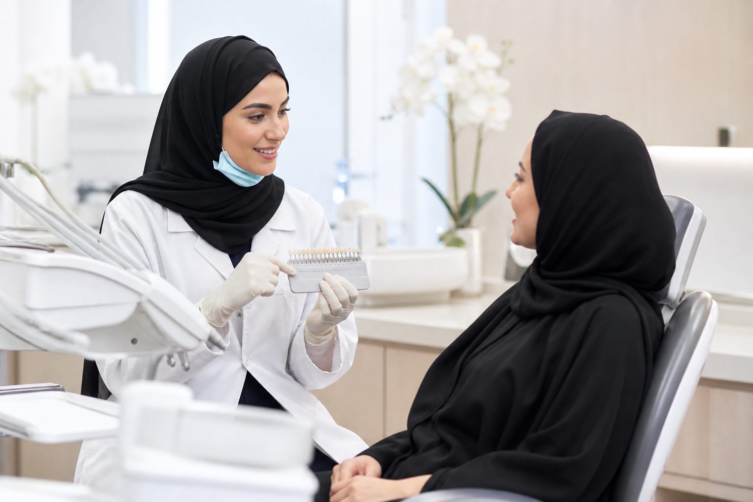 عدسات الأسنان: أنواعها، فوائدها، وكيفية اختيار الأفضل لابتسامتك